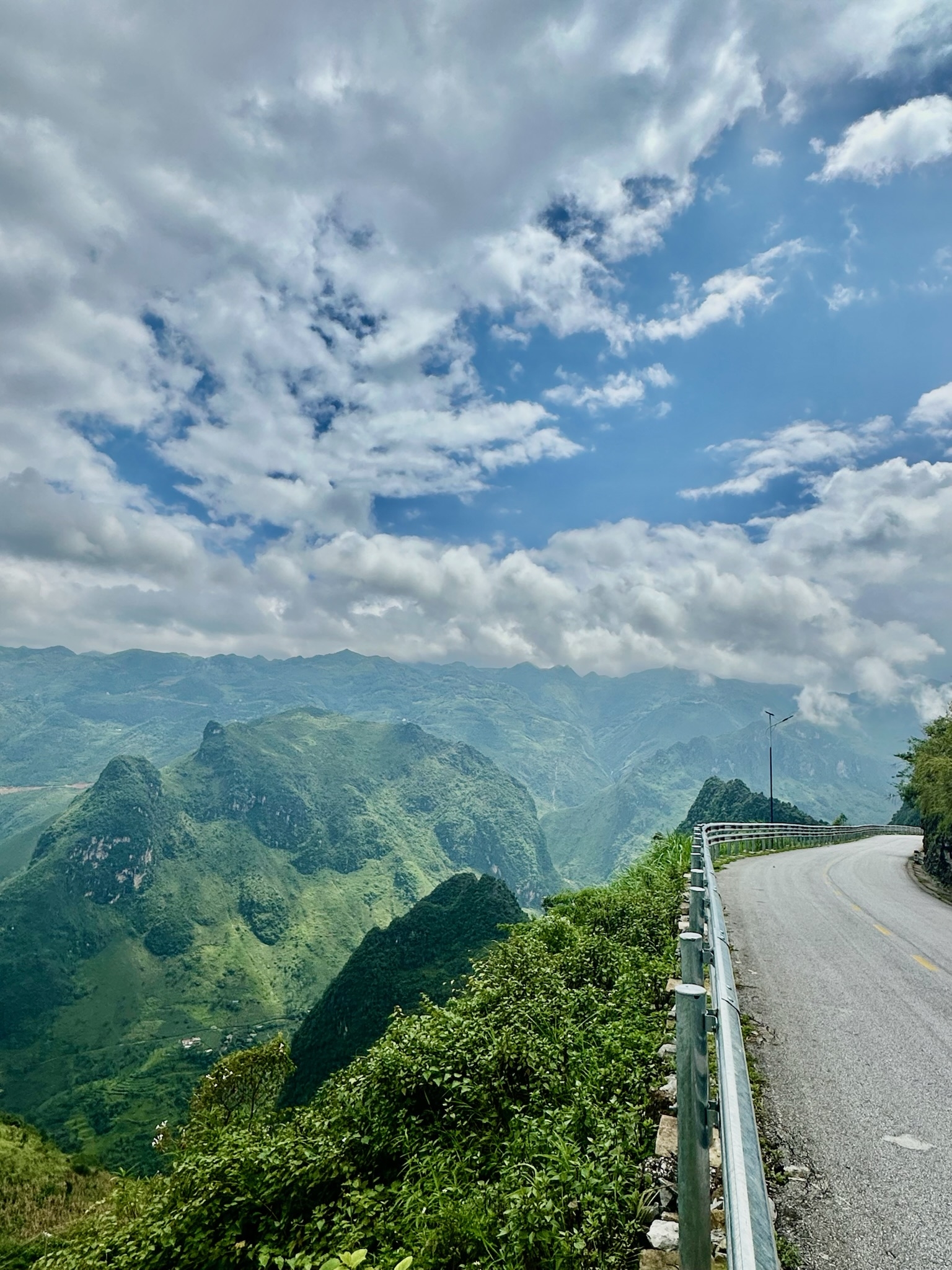 RIDE THE HA GIANG LOOP OPEN-TOP FREEDOM, MOUNTAINS AND ENDLESS VIEWS